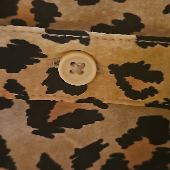 On 34th leopard print, long-sleeveless blouse - Picture 2 of 6